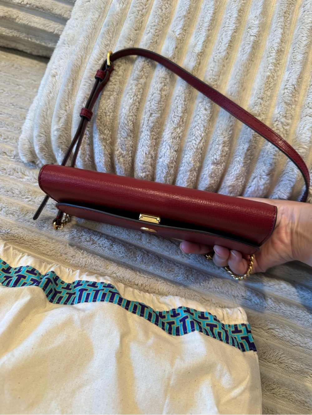 Tory Burch Red Leather Chain-Trim Clutch with Gold Logo - Picture 5 of 7
